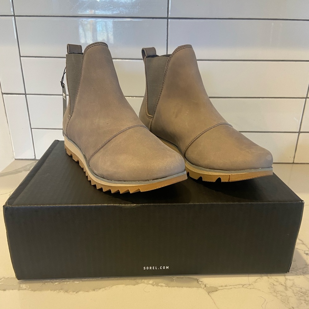 New In Box SOREL HARLOW CHELSEA BOOTS. Size 8